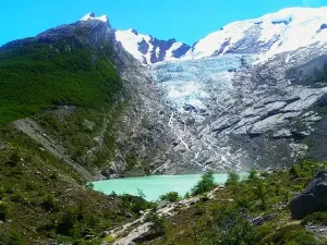 Laguna color turquesa al pie del glaciar Huemul con morrena y bosque patagonico en el Lago del Desierto