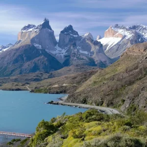 Vista de las Torres del Paine con lago turquesa y montanas nevadas en el Parque Nacional Torres del Paine Chile