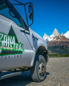 Vehiculo de turismo con vista al Fitz Roy realizando traslado desde El Chalten hacia Rio Electrico para el trekking a Laguna de los Tres